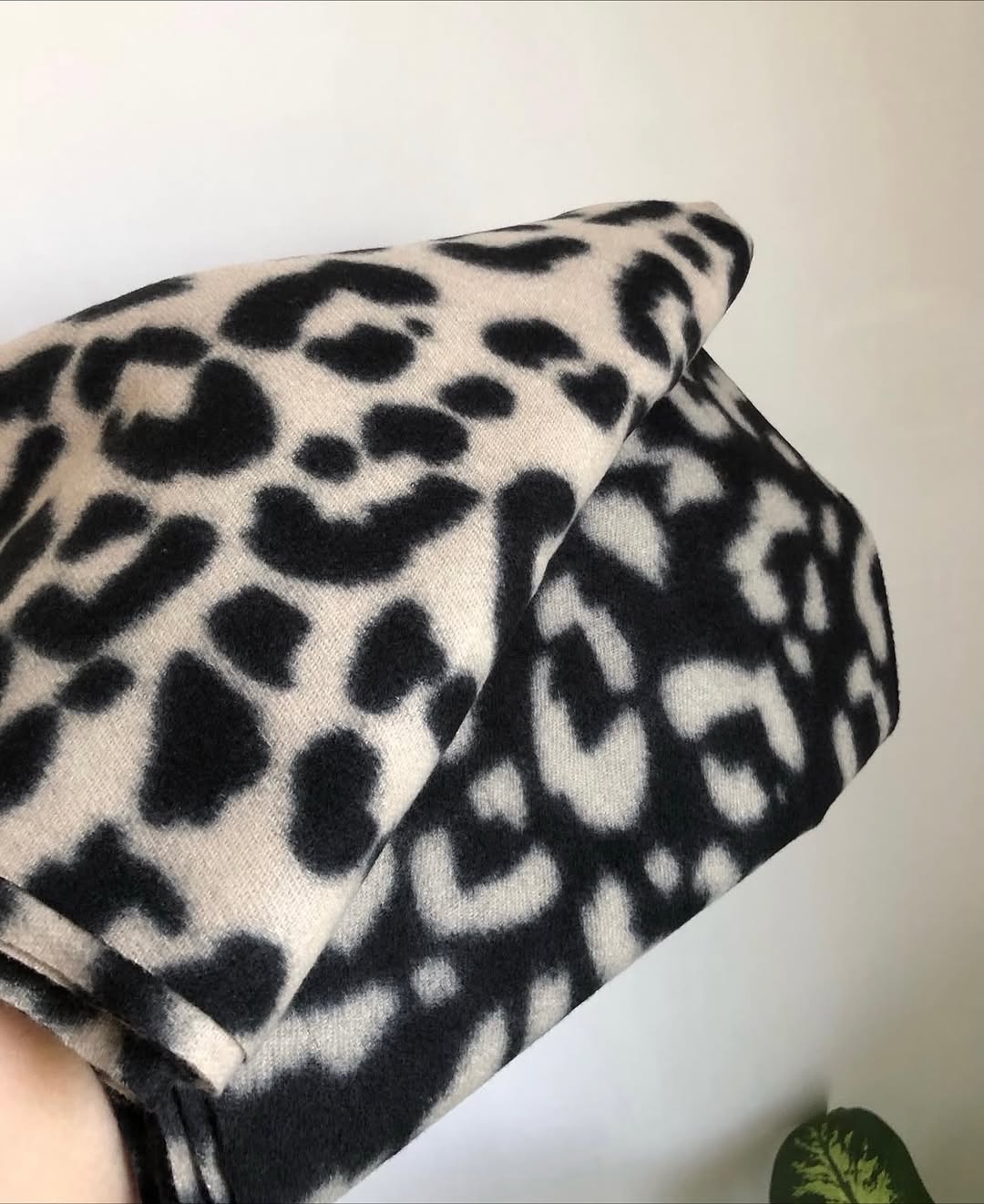 دو رنگ زمینه سفید و مشکی